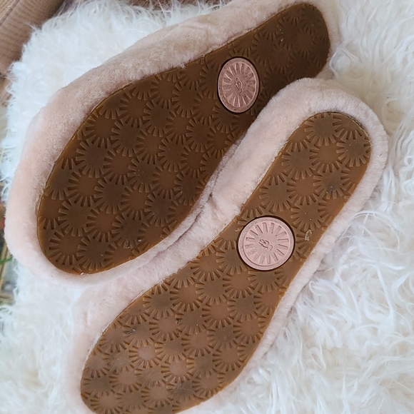 EUC UGG Fluff Yeah Slides - Picture 6 of 6